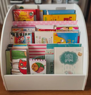 Librería infantil blanca y rosa con ruedas
