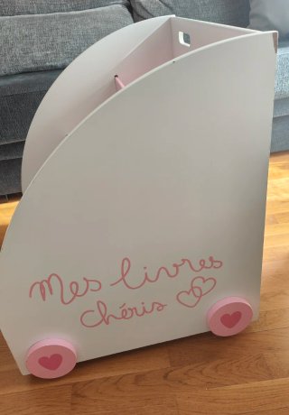 Librería infantil blanca y rosa con ruedas