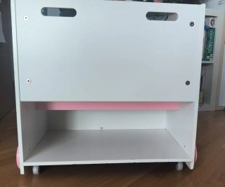Librería infantil blanca y rosa con ruedas
