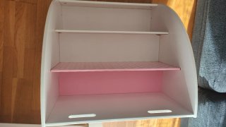 Librería infantil blanca y rosa con ruedas