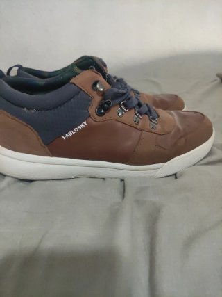 Zapatos casuales marrones y azules