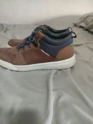 Zapatos casuales marrones y azules