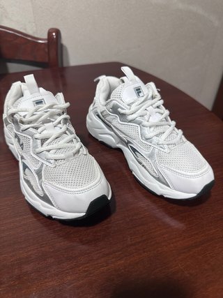 Tenis Fila Niña Blanco y Plateado