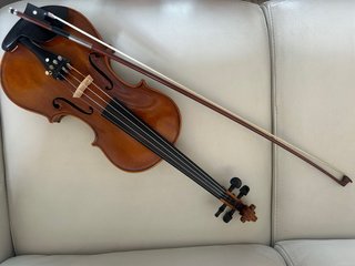Violín con estuche y arco