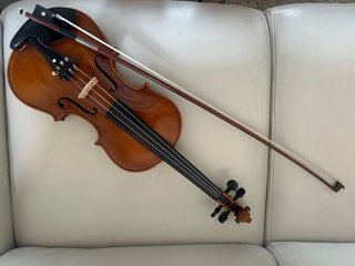 Violín con estuche y arco