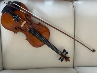 Violín con estuche y arco
