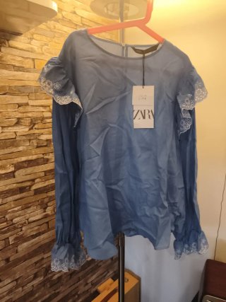 Blusa Zara azul con volantes