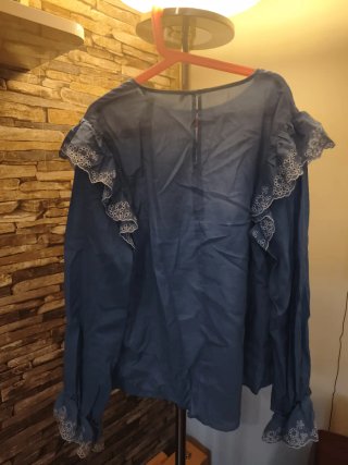 Blusa Zara azul con volantes
