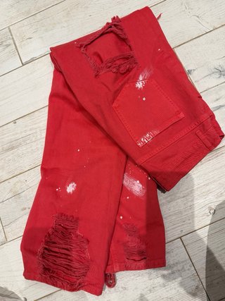 Pantalones vaqueros rojos rotos