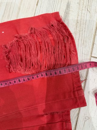 Pantalones vaqueros rojos rotos