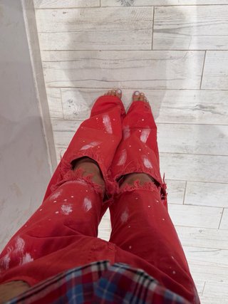 Pantalones vaqueros rojos rotos