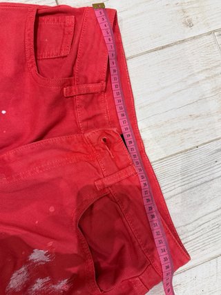 Pantalones vaqueros rojos rotos