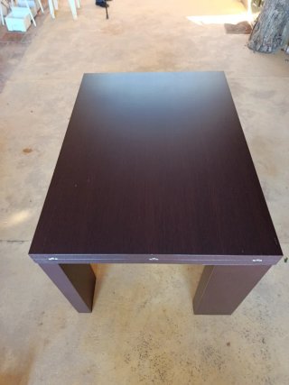 Mesa de comedor de madera oscura