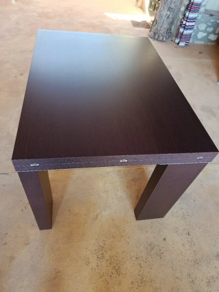 Mesa de comedor de madera oscura
