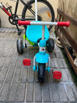 Triciclo infantil azul y rojo