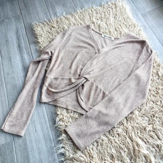 Top beige con nudo frontal