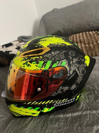 Casco de moto negro con diseño modular