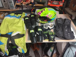 Protecciones Moto Niño: Casco, Peto, Rodilleras