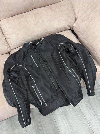 Chaqueta de moto negra con detalles