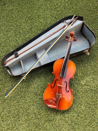 Violín antiguo con estuche y arco