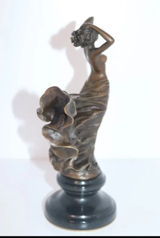 Figura de bronce, Doncella al viento