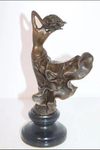Figura de bronce, Doncella al viento