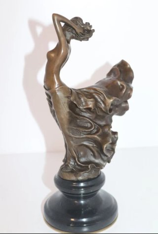 Figura de bronce, Doncella al viento