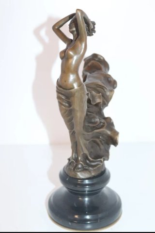 Figura de bronce, Doncella al viento