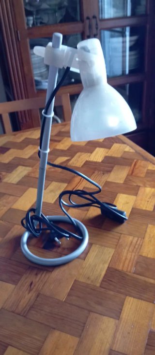 Lámpara de mesa Ikea gris y blanca