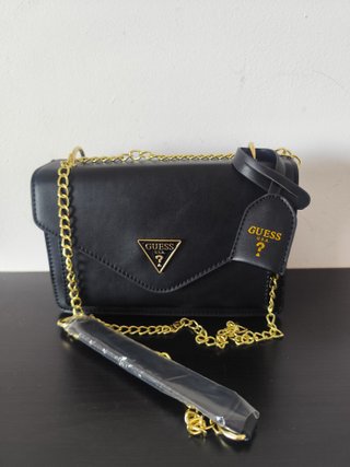 Bolso Negro con Cadena Dorada