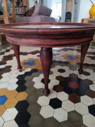 Mesa redonda de madera y mármol