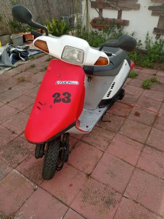 Honda Vision Met-in Scooter