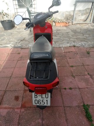 Honda Vision Met-in Scooter