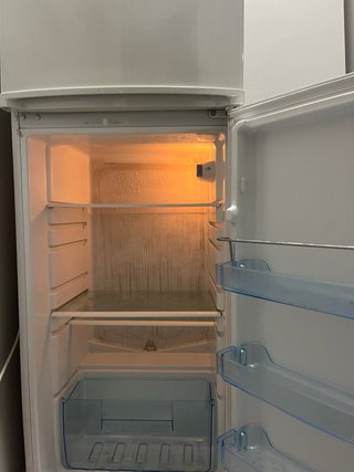 Nevera mediana con congelador