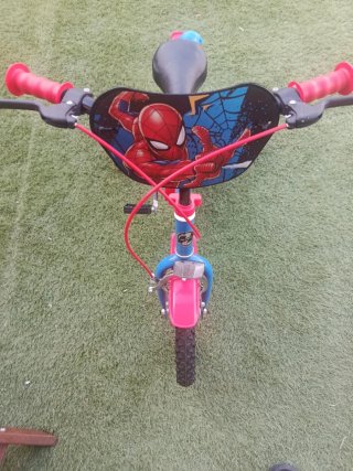Bicicleta infantil Spiderman con casco nuevo igual