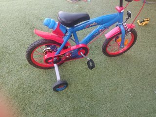 Bicicleta infantil Spiderman con casco nuevo igual