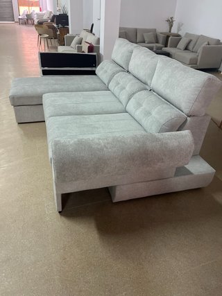 Sofá chaise longue gris con asientos deslizantes