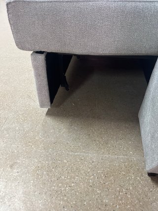 Sofá chaise longue gris con asientos deslizantes