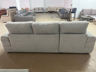 Sofá chaise longue gris con asientos deslizantes