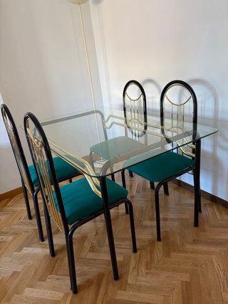 Mesa Comedor Cristal y Sillas Doradas