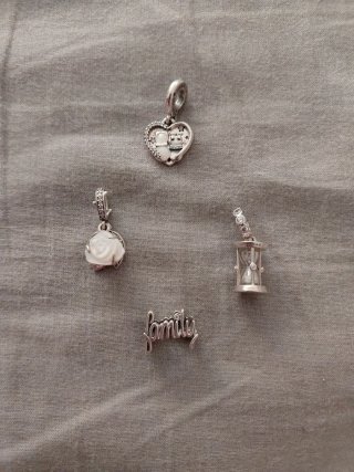 Pulsera Pandora + 4 charms