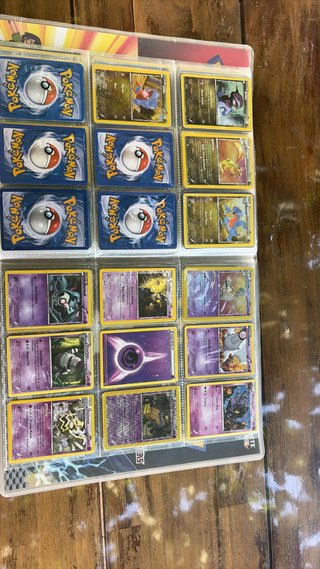 Lote de cartas Pokémon en álbum