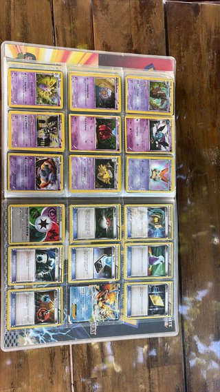 Lote de cartas Pokémon en álbum