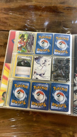 Lote de cartas Pokémon en álbum
