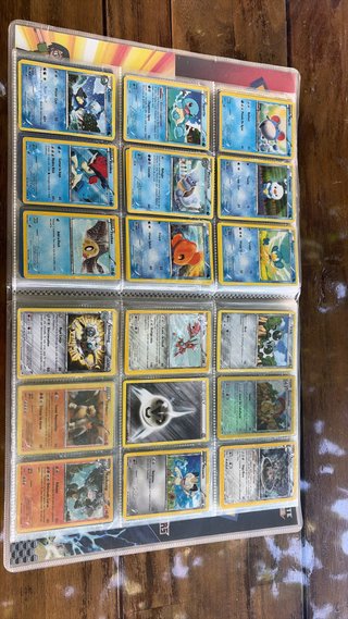 Lote de cartas Pokémon en álbum