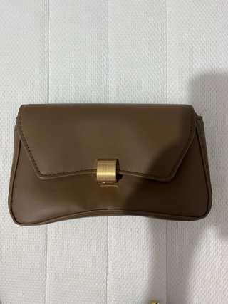 Bolso marrón con asa anudada