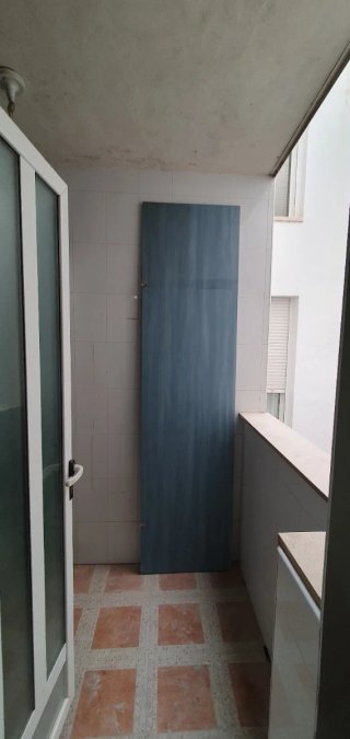 Cocina completa madera y azul. Granito marron