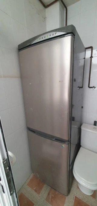 Cocina completa madera y azul. Granito marron