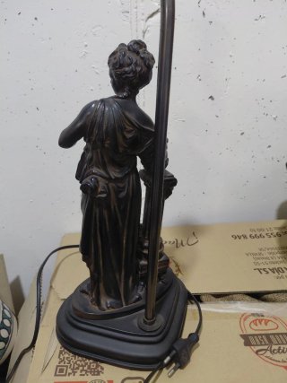 Lámpara de mesa antigua figura mujer