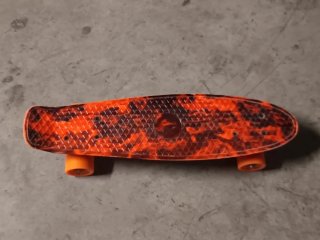 Mini monopatín naranja y negro